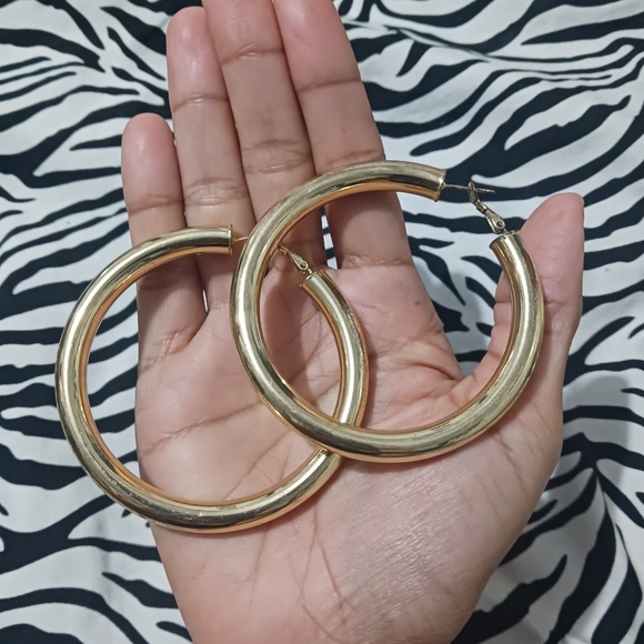 Women Fashion Gold medium size hoop earrings - Picture 6 of 11